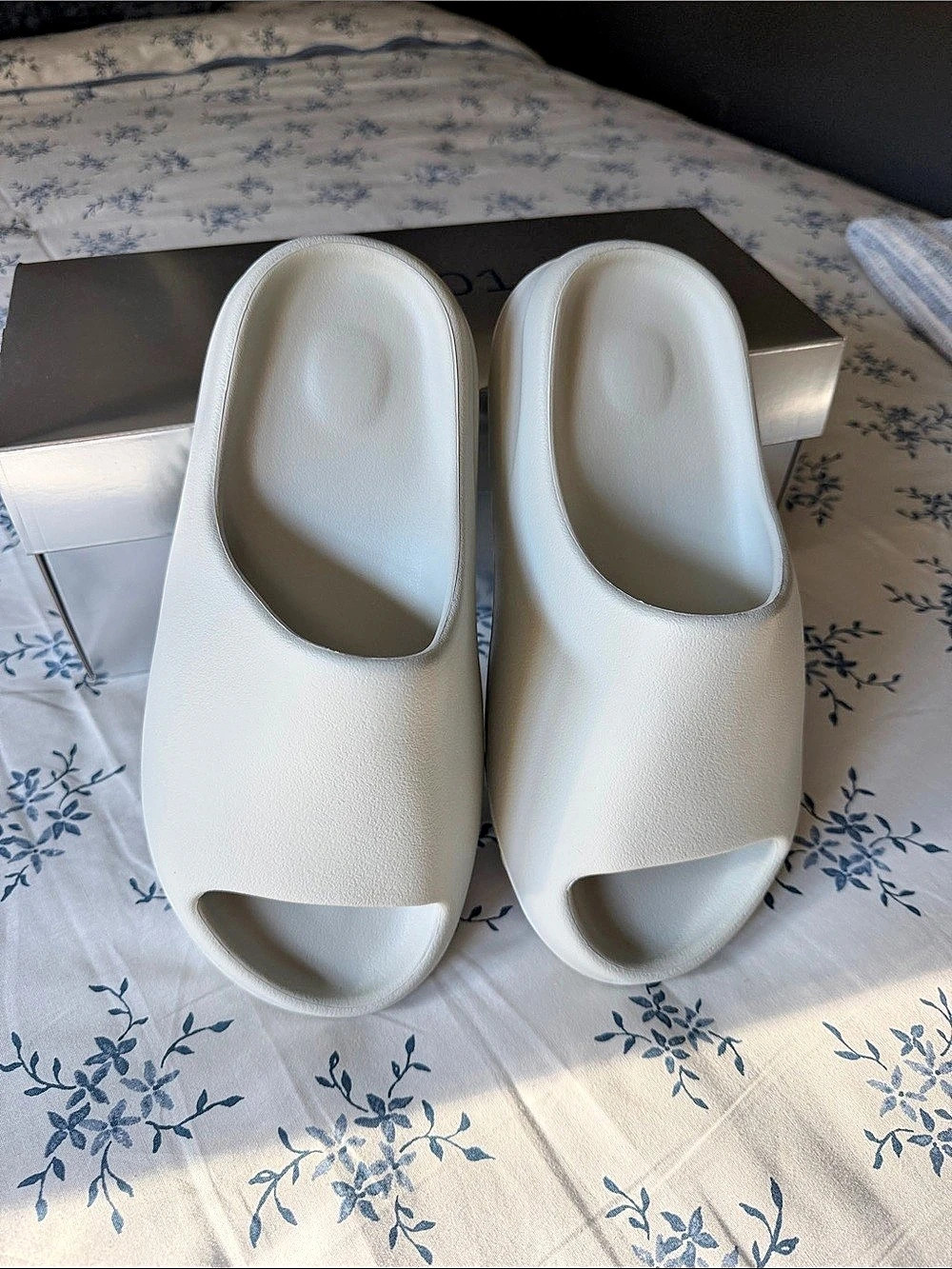 adidas Yeezy Slide Slides in White US 8 Like New